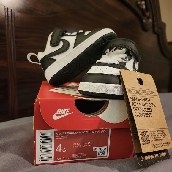 NikeCourt infant size 4 black and white - Picture 2 of 7
